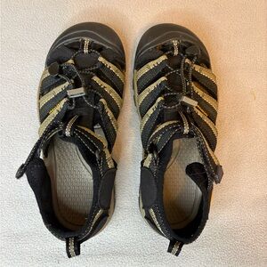 KEEN Newport H2 Sandals Youth 4 Black Olive Closed Toe Water Shoes